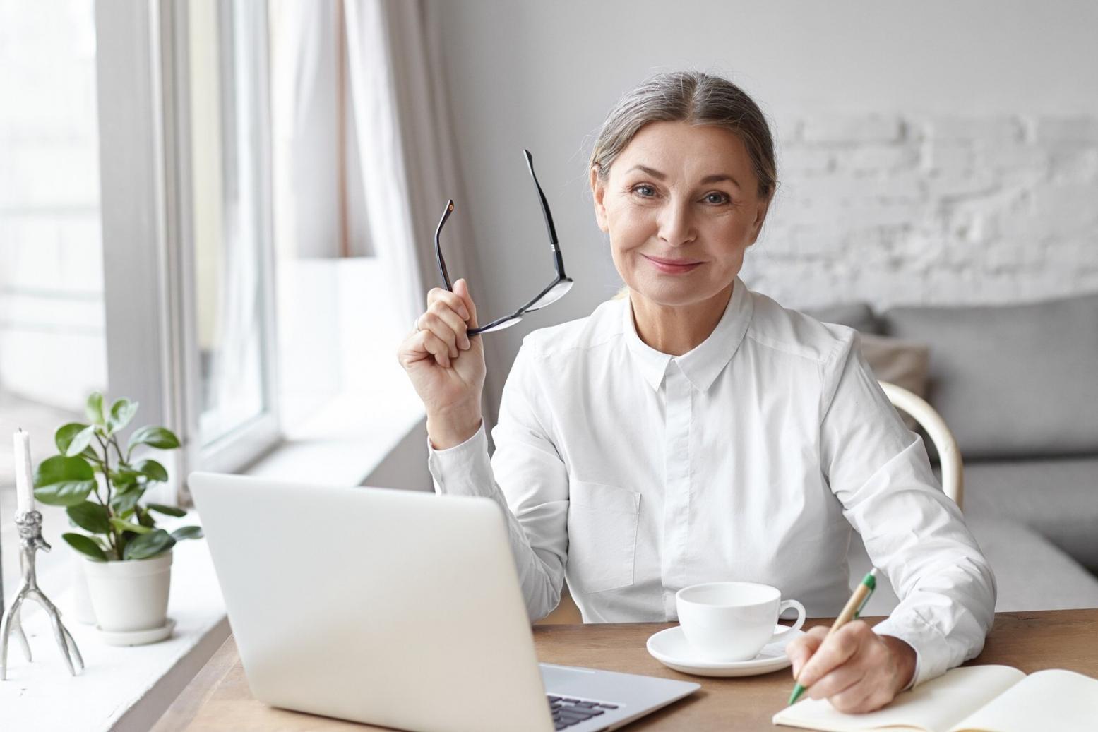 Análisis financiero profesional con gráficos y documentos